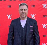 Cine este Alexandru Ciucu, designerul care a îmbrăcat-o pe Carmen Iohannis. Este Furnizorul Oficial al Casei Regale de peste 15 ani